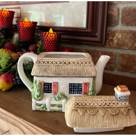 Rare Vintage Porcelain House
Shape Tea Pot - Picture 5 of 7